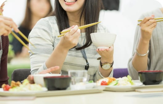 給食の調理現場の様子